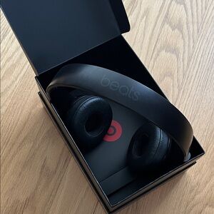 Beats Solo 3 Wireless Matte Black Over-Ear Headphones